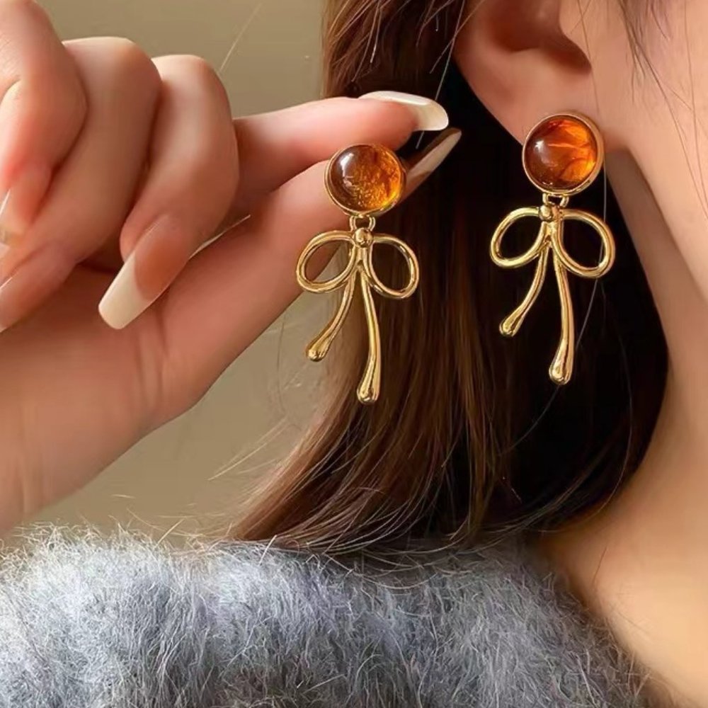 Maillard bow earring girl